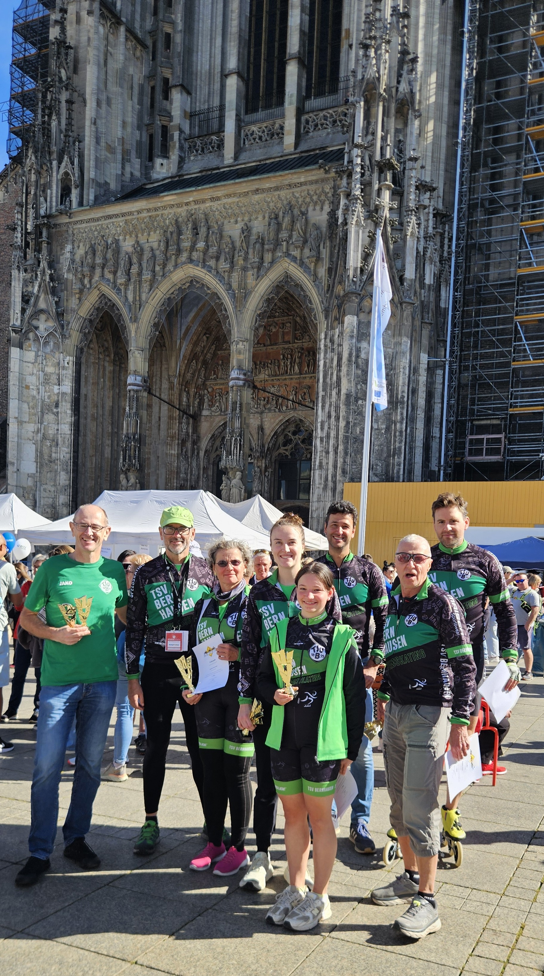 Die Bernhäuser BWIC-Teilnehmerinnen und -Teilnehmer beim Saisonfinale 2026 in Ulm vor dem Ulmer Münster.